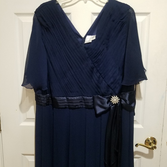 Stunning  full length Evening Dress with Crystal - Picture 2 of 8